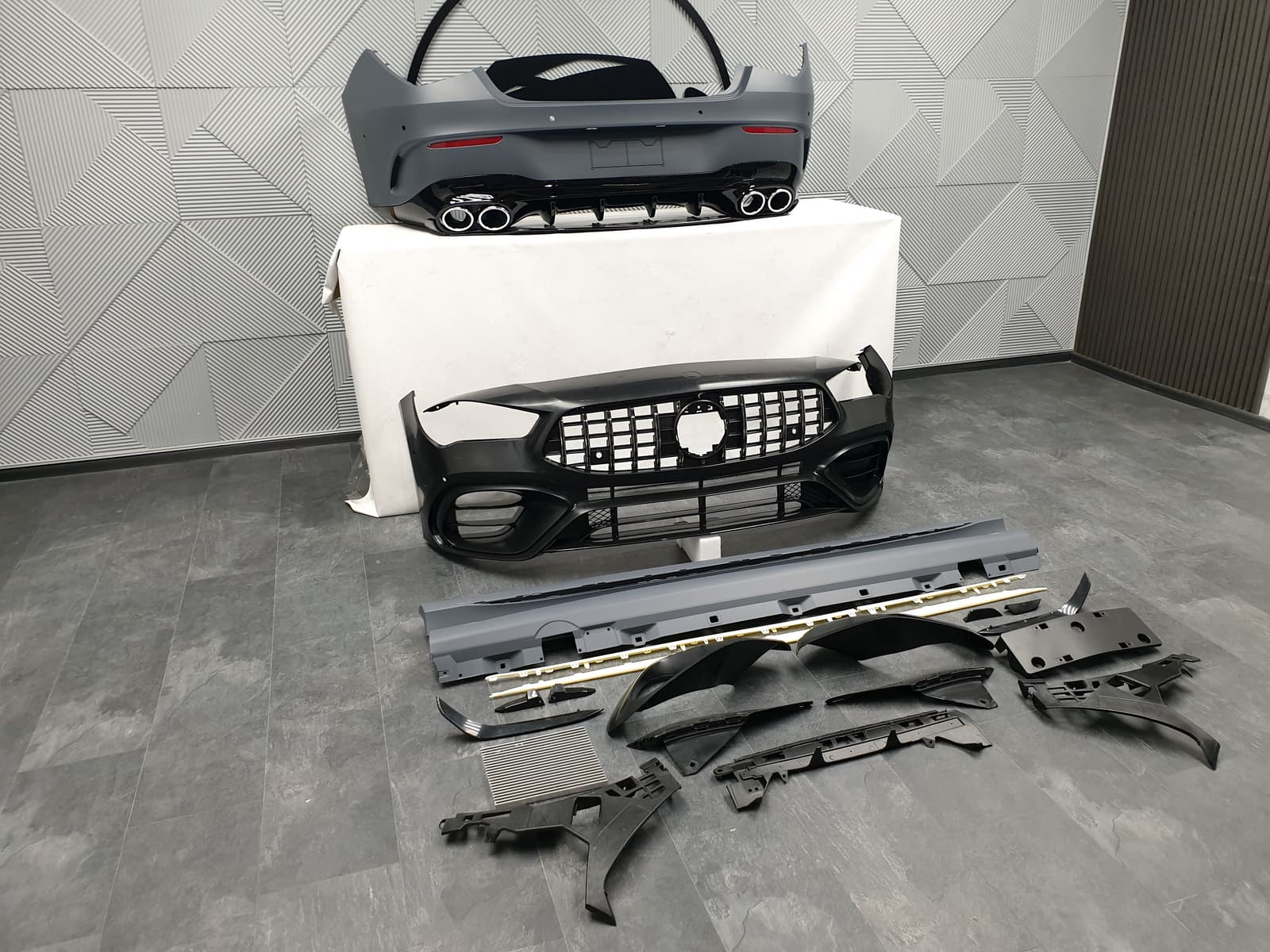 Комплект обвісів (AMG45 Style) на Mercedes-Benz CLA-Class C118 2019-2023 року 2