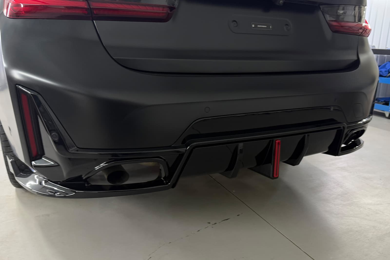 Дифузор заднього бампера B-Style LED (для M-Sport 2023+, ABS)
