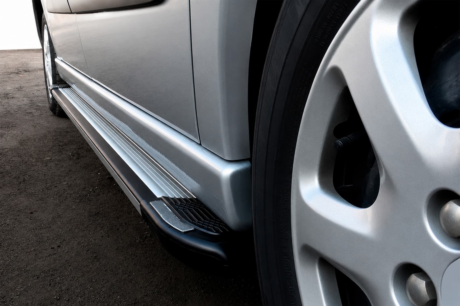 Бокові пороги Rainbow (2 шт., Алюміній) Коротка база