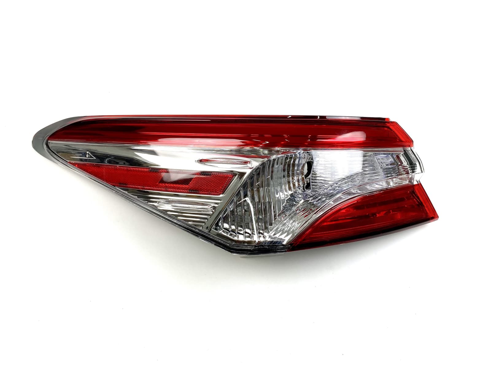 Задній ліхтар зовнішній лівий Toyota Camry 70 USA LE SE 2017-2020 1шт.