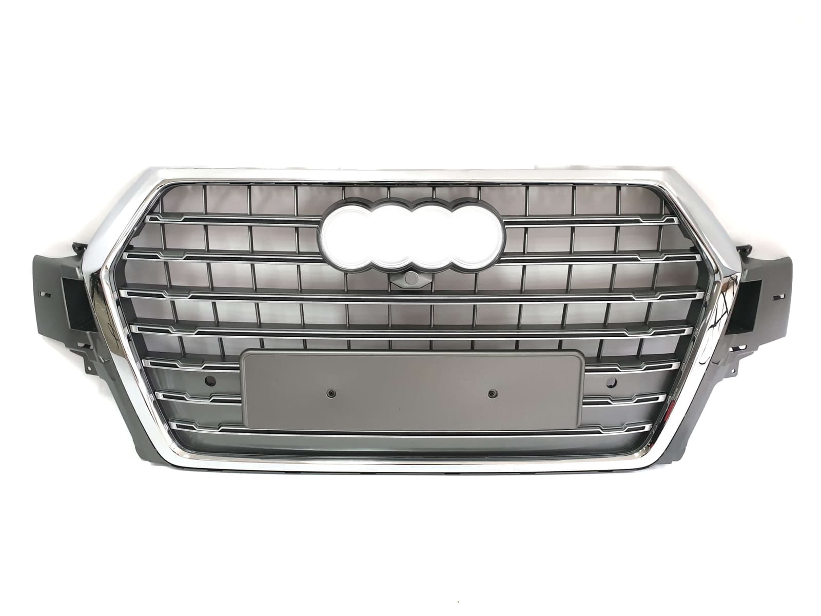 Решітка радіатора Silver Chrome (в стилі SQ7) на Audi Q7 4M 2015-2020 року