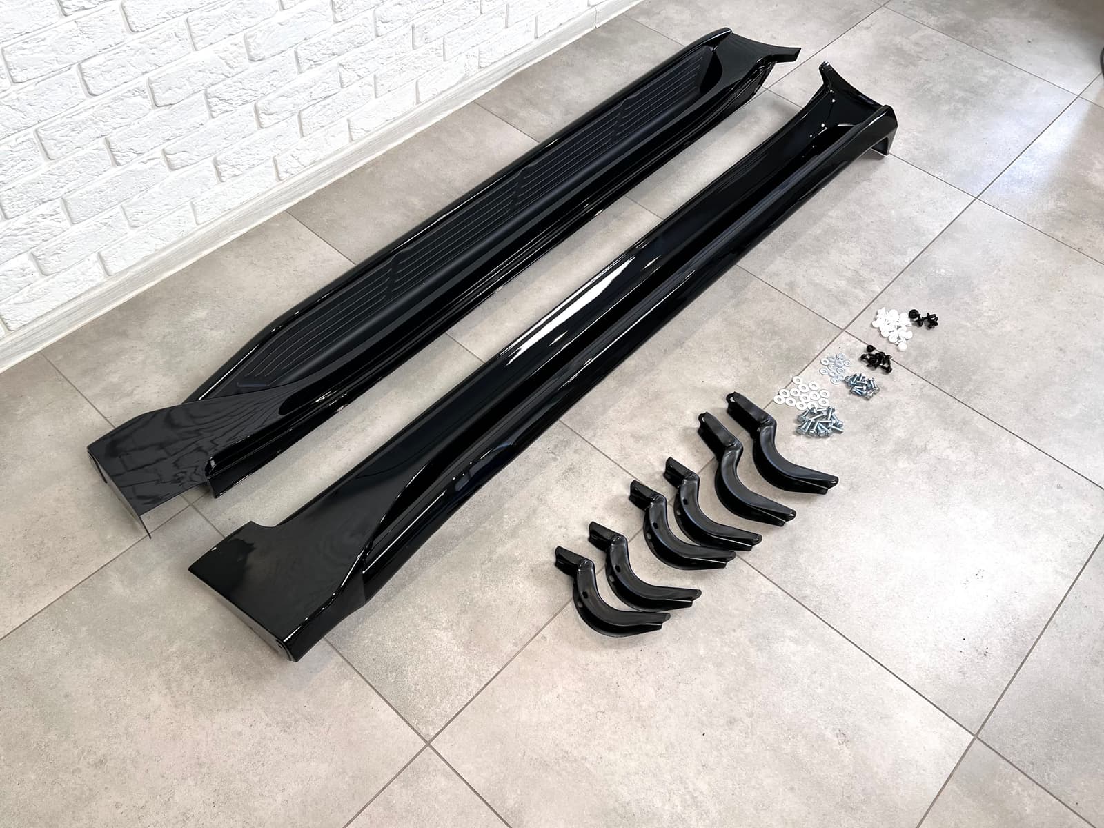 Пороги бічні Lexus LX 570 / Toyota Land Cruiser 200 2007-2021 у стилі LX 570 2016+ колір чорний 2