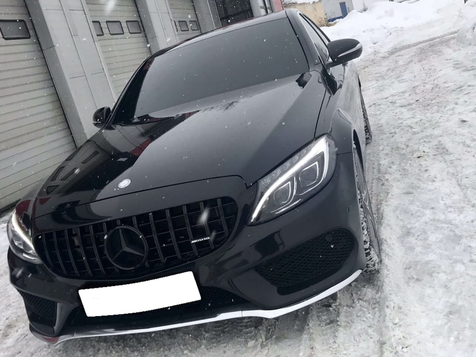Решітка радіатора Full Black (з місцем під камеру) GT на Mercedes-Benz C-Class W205 2014-2018 року 5