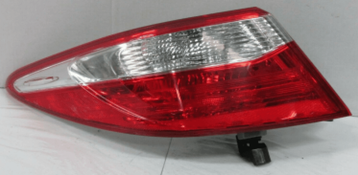 Задній ліхтар лівий зовнішній Toyota Camry 55 USA 2014-2017 1шт.