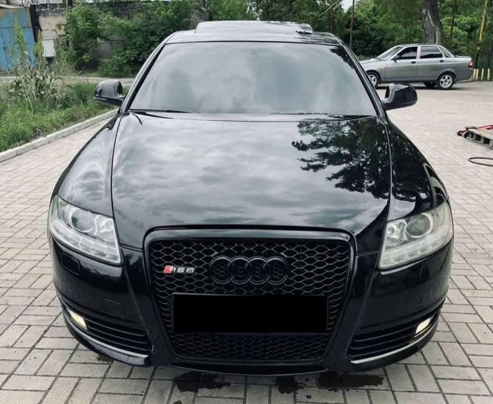 Решітка радіатора Full Black (в стилі RS6) без PDC на Audi A6 C6 2004-2011 року 4