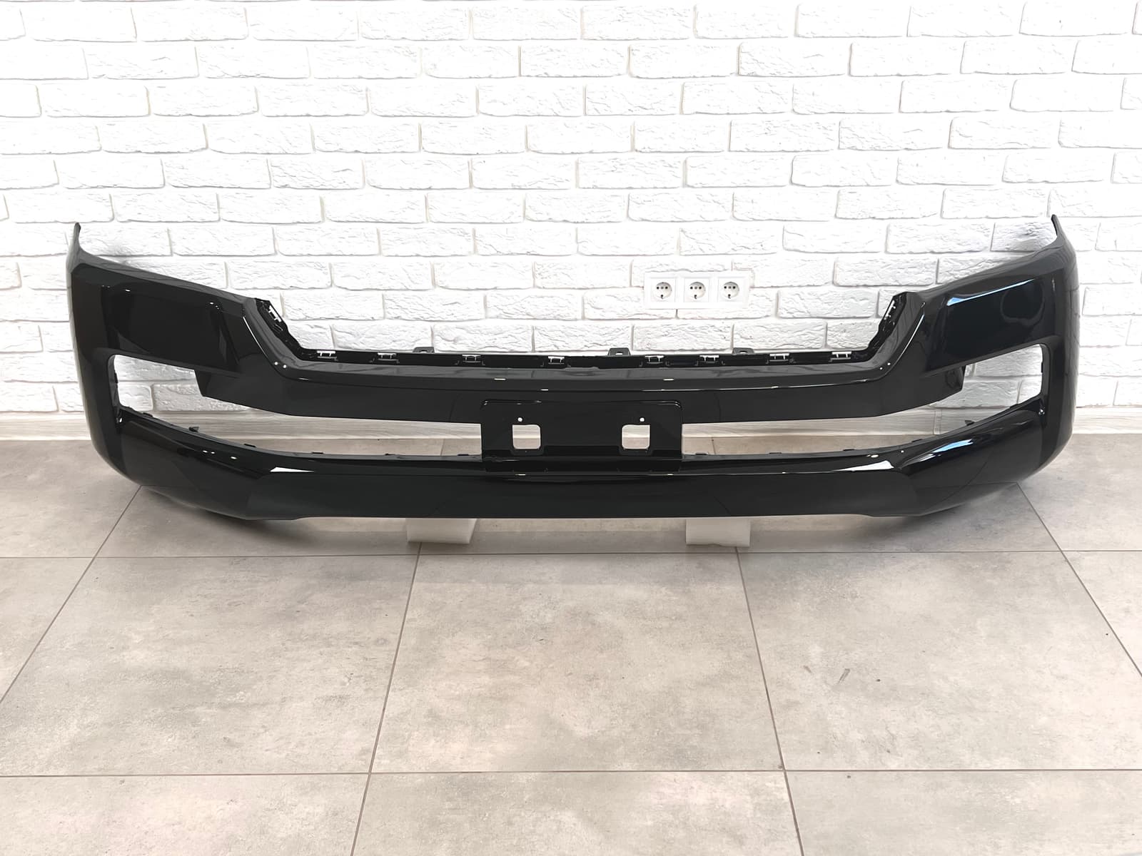 Бампер передній Toyota Land Cruiser 200 2015-2022, колір чорний 202