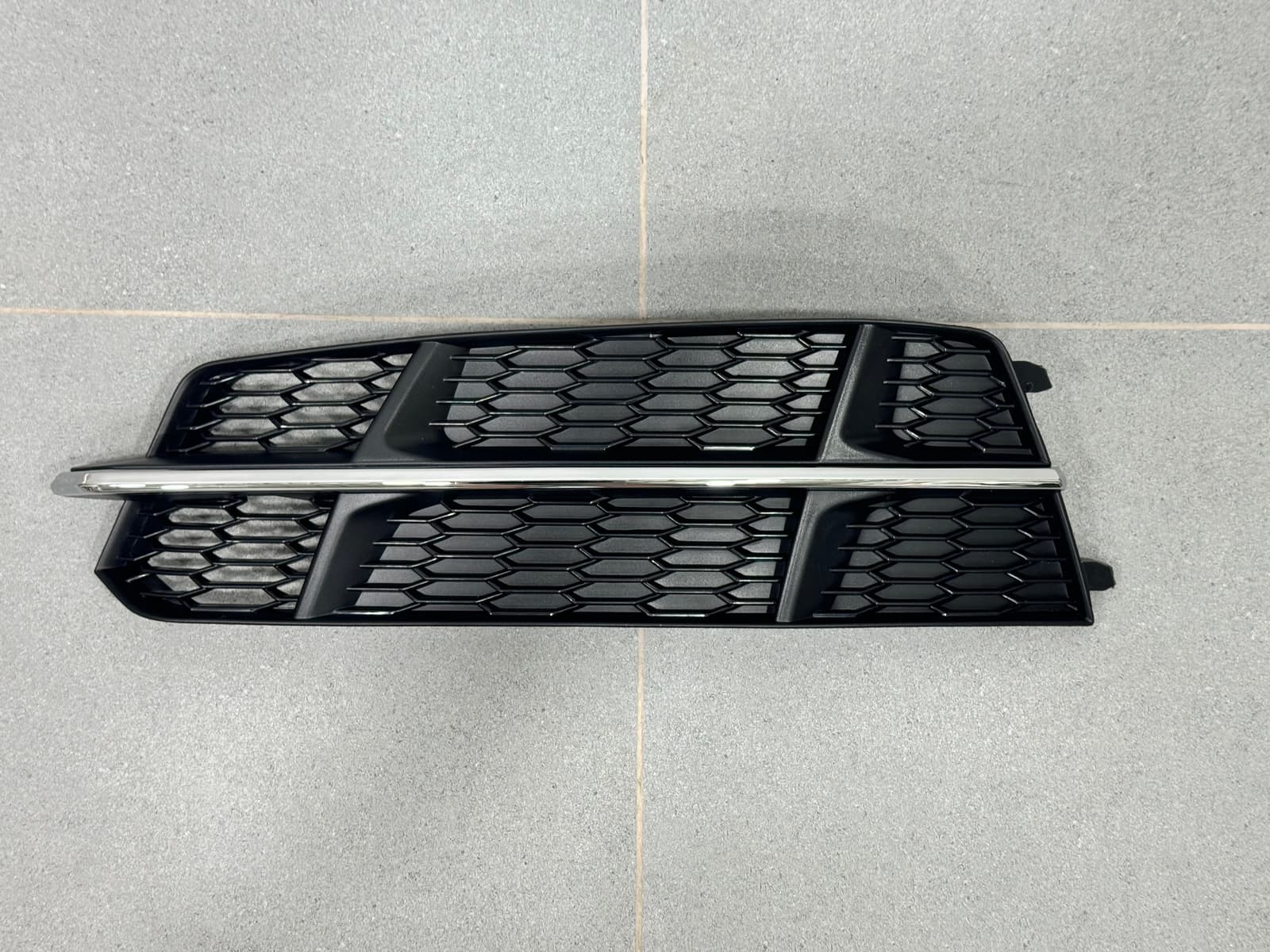 Решітка в бампер ЛІВА CHROME S Line - AUDI A6 С7 2015-2017 4G0807681AN / 4G0807647B