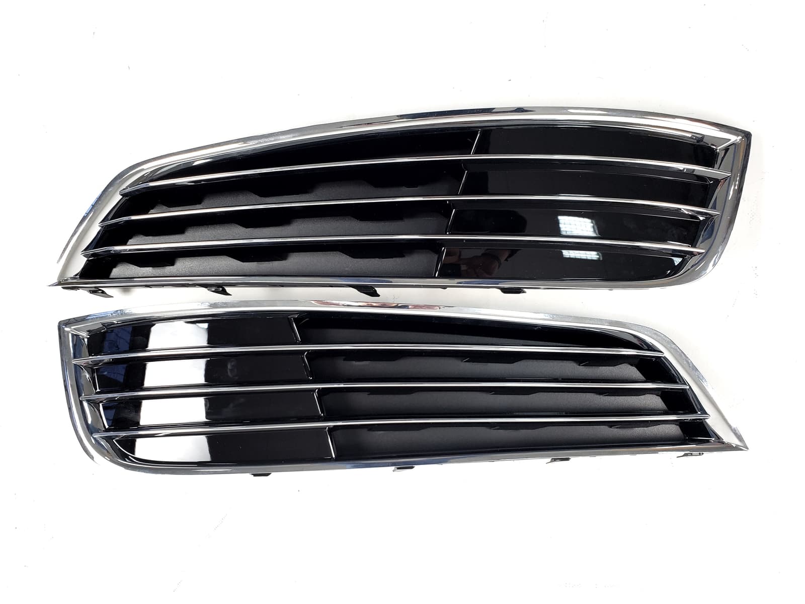 Решітки в бампер Chrome Black (стиль W12) на Audi A8 D4 2010-2014 року