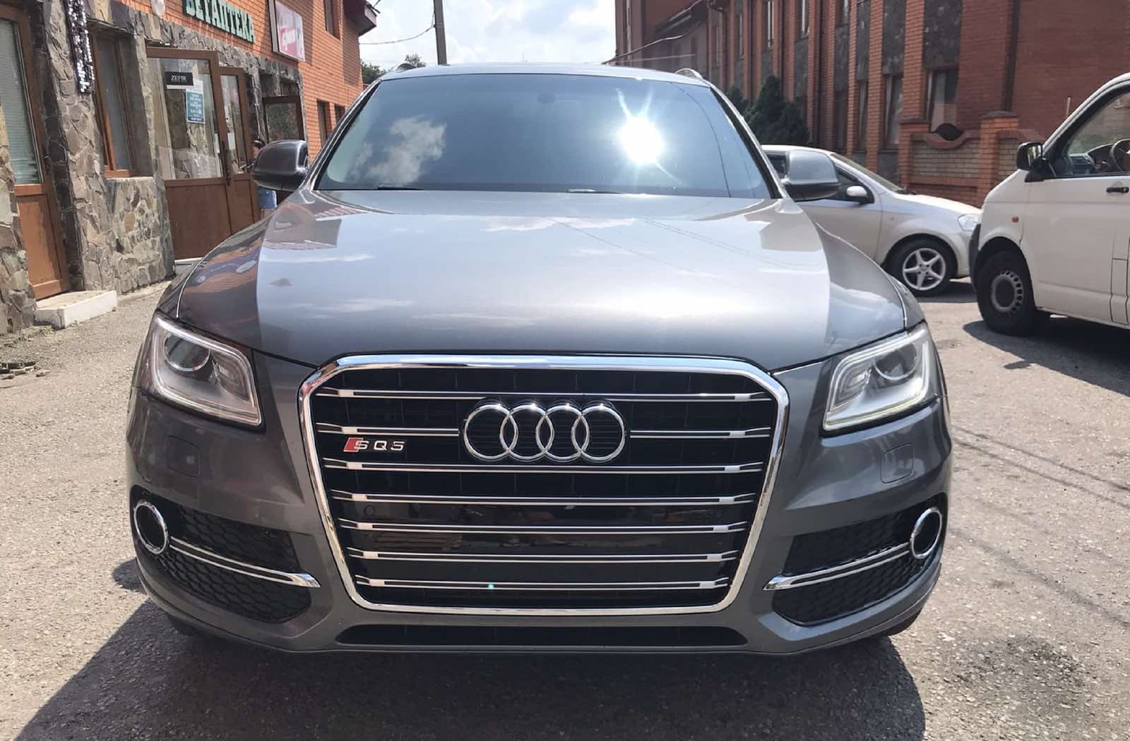 Решітка радіатора Chrome Black (в стилі SQ5) на Audi Q5 8R 2012-2016 року 3