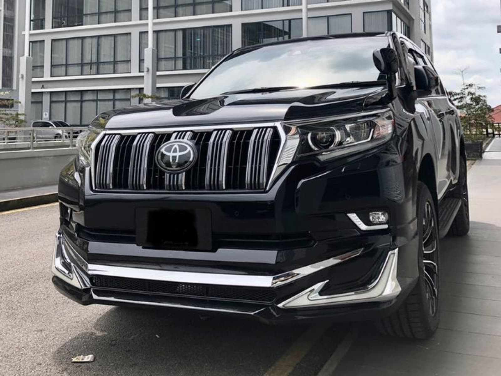 Спідниця переднього бампера Toyota Land Cruiser 150 2018 - з DRL