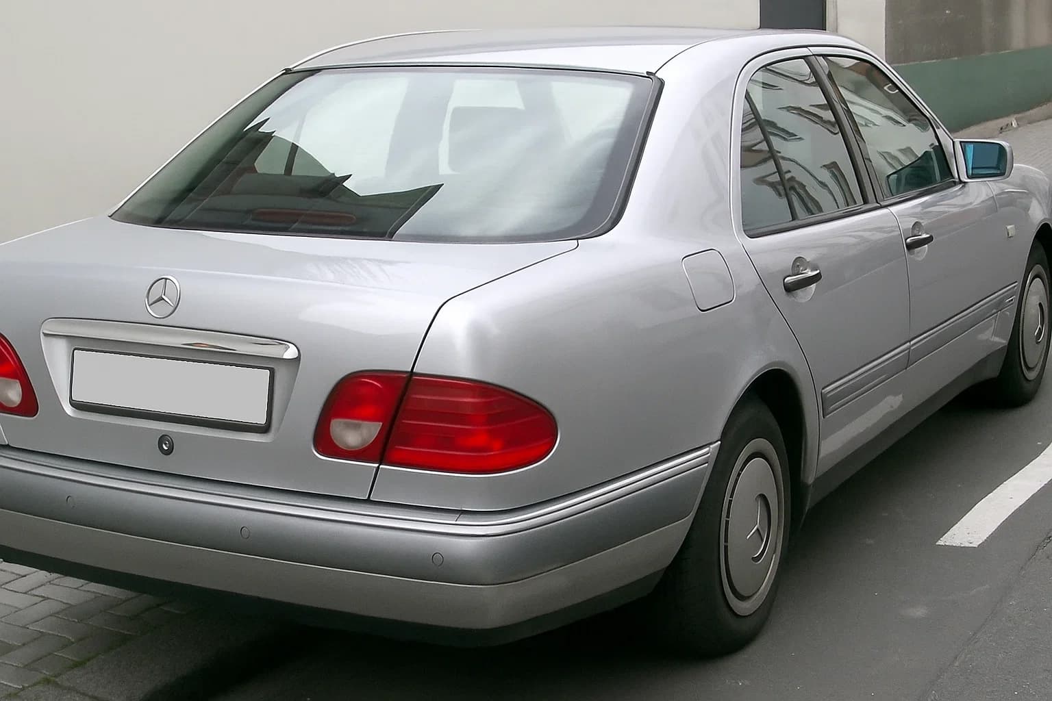 Накладка над номером (Sedan) Полірована нержавіюча сталь