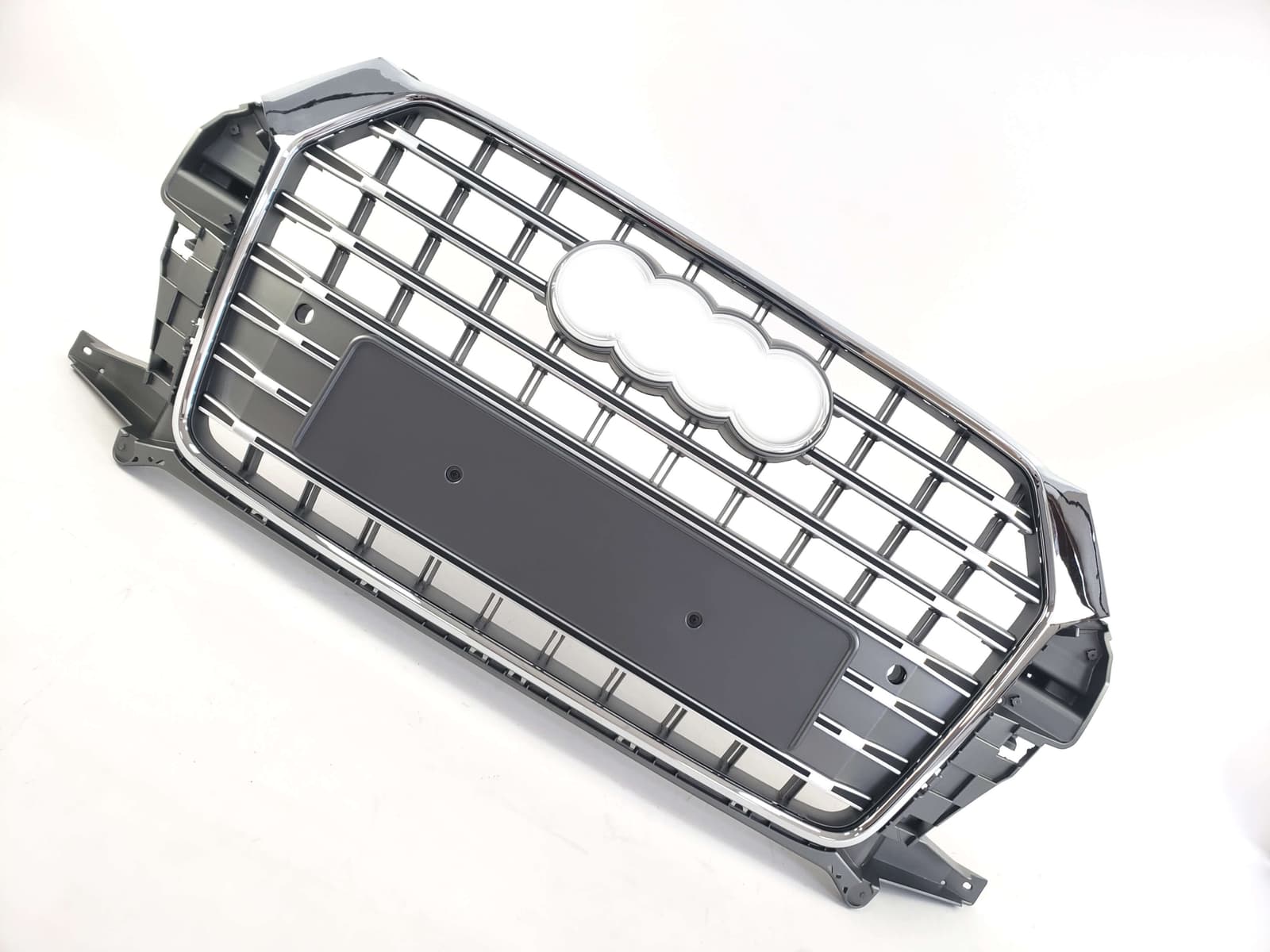Решітка радіатора Silver Chrome (в стилі SQ3) на Audi Q3 8U 2014-2018 року 3