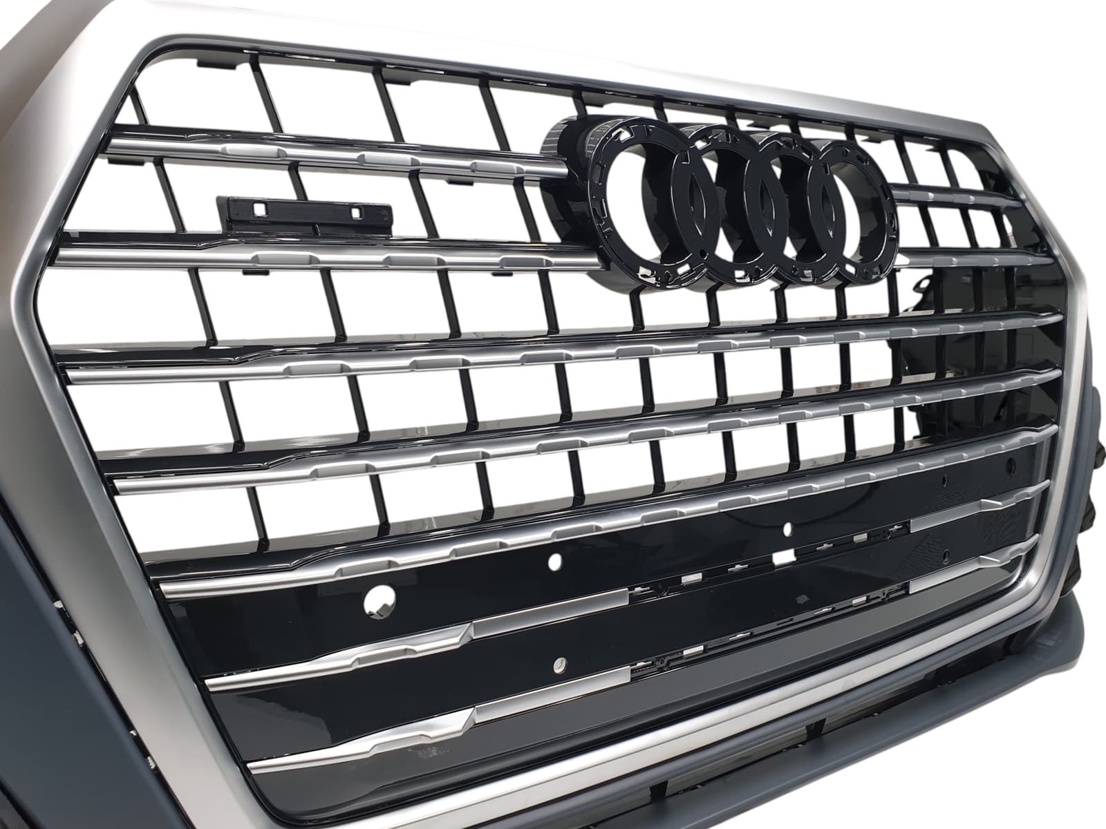 Передній бампер (S-Line) Silver на Audi Q7 4M 2015-2020 року 3