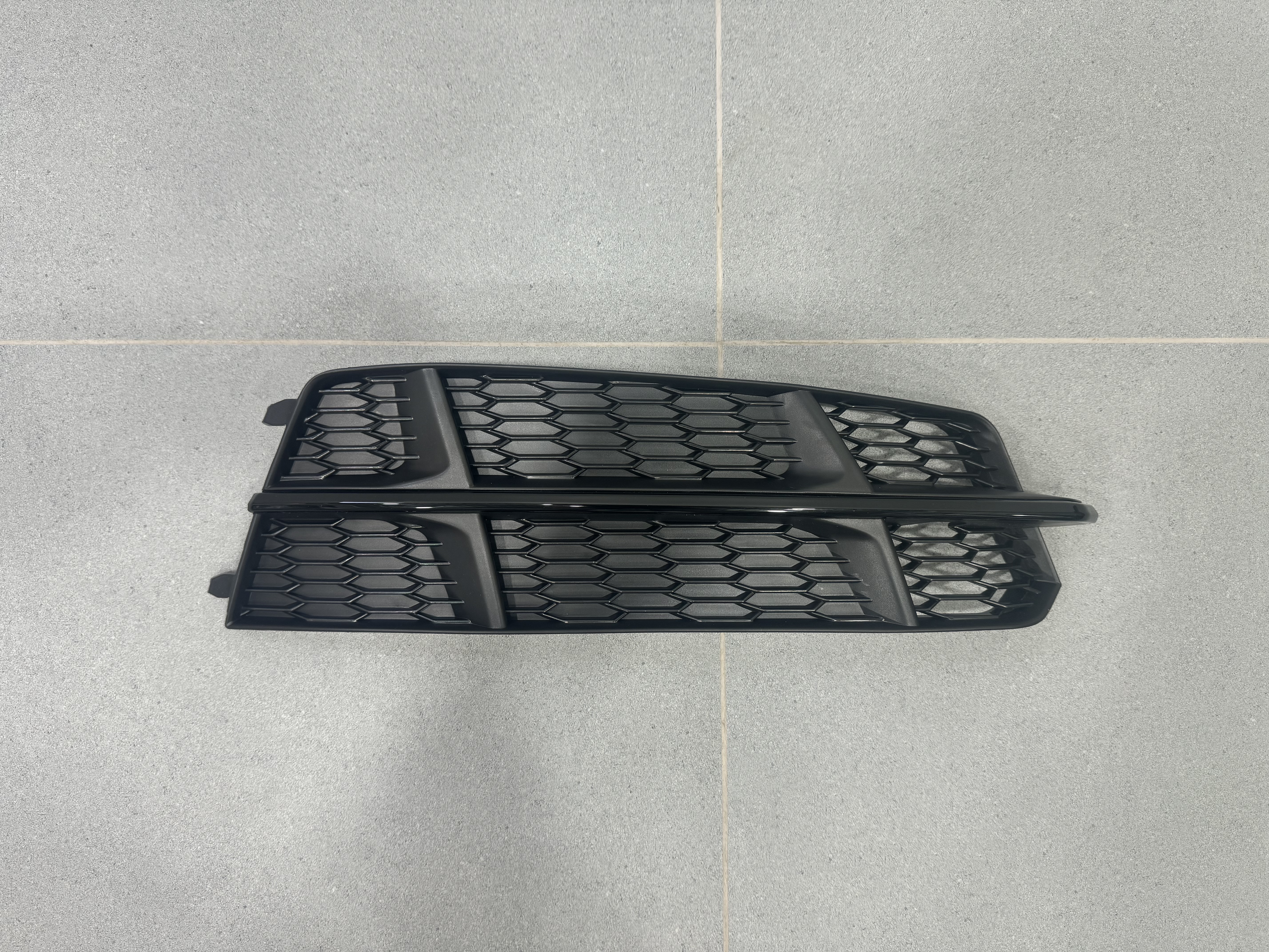 Решітка в бампер ПРАВА BLACK S Line - AUDI A6 С7 2015-2017 4G0807682AN