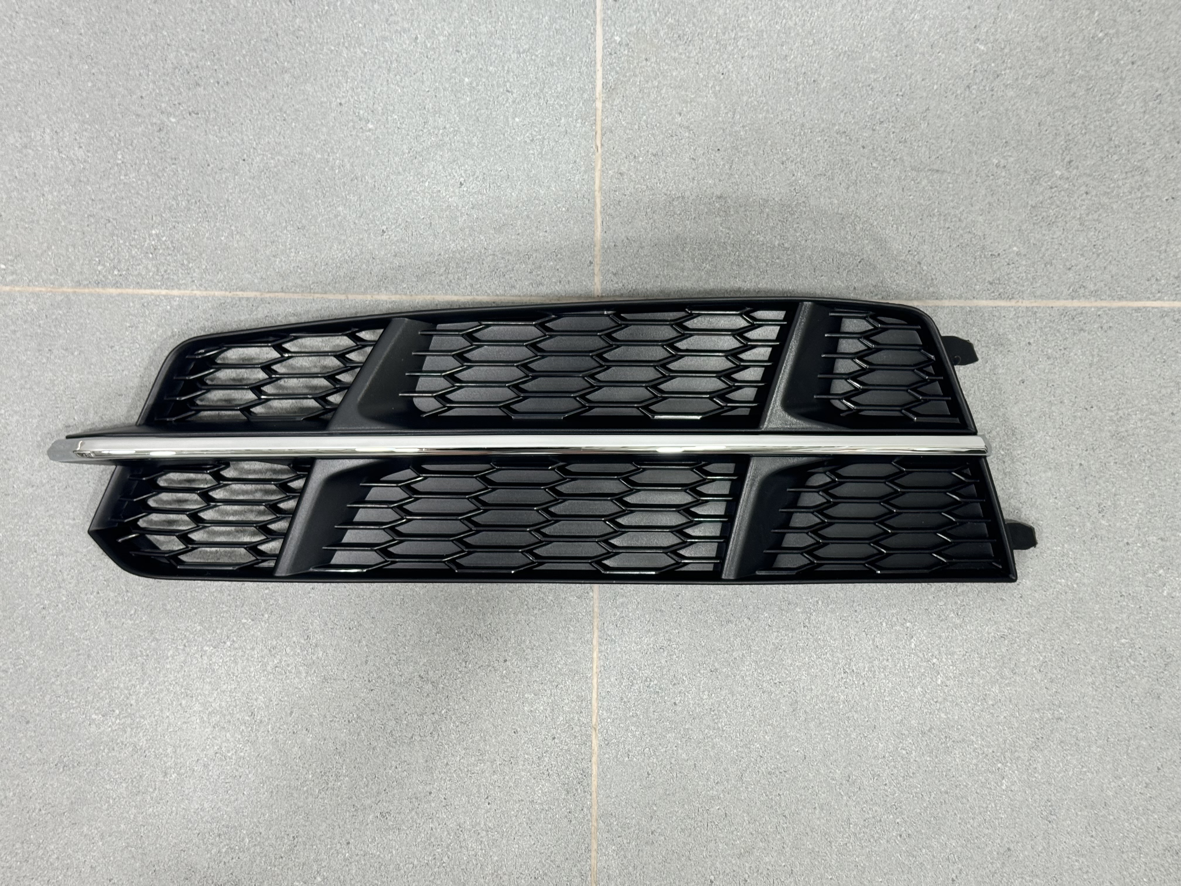 Решітка в бампер ЛІВА CHROME S Line - AUDI A6 С7 2015-2017 4G0807681AN / 4G0807647B