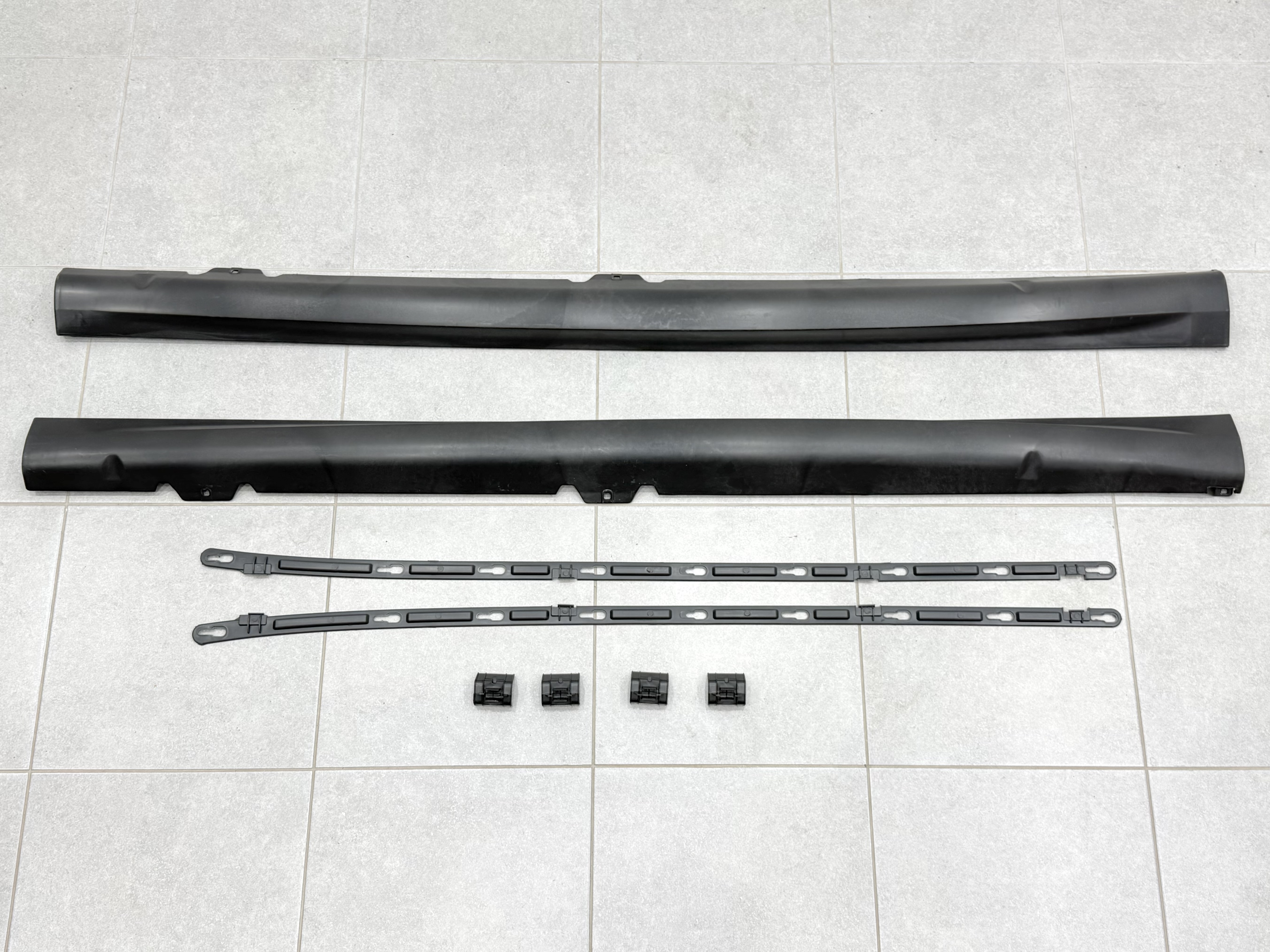 Накладки на пороги R20 для Volkswagen Golf 6 2008-2013 2
