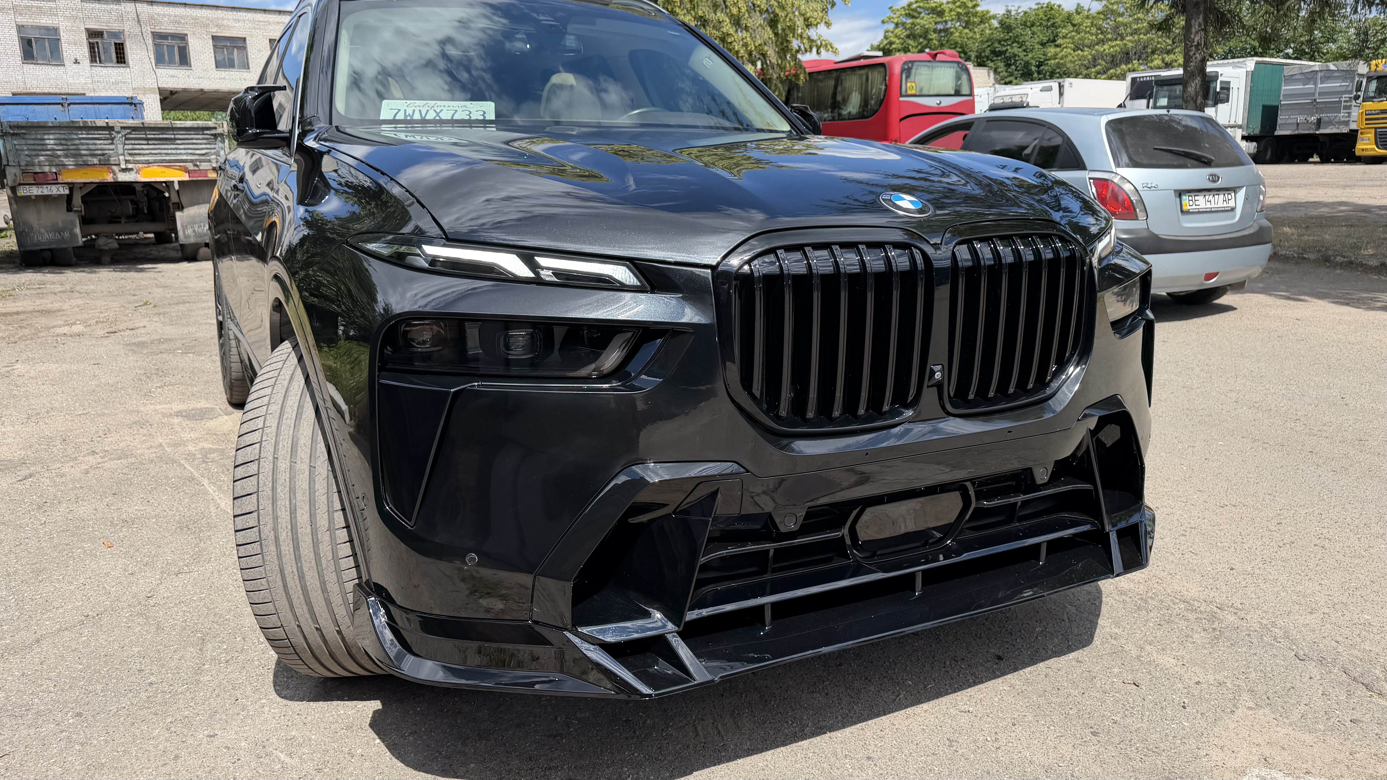 Накладка переднього бампера Paradigma BMW X7 G07 2023+, чорний глянець 2