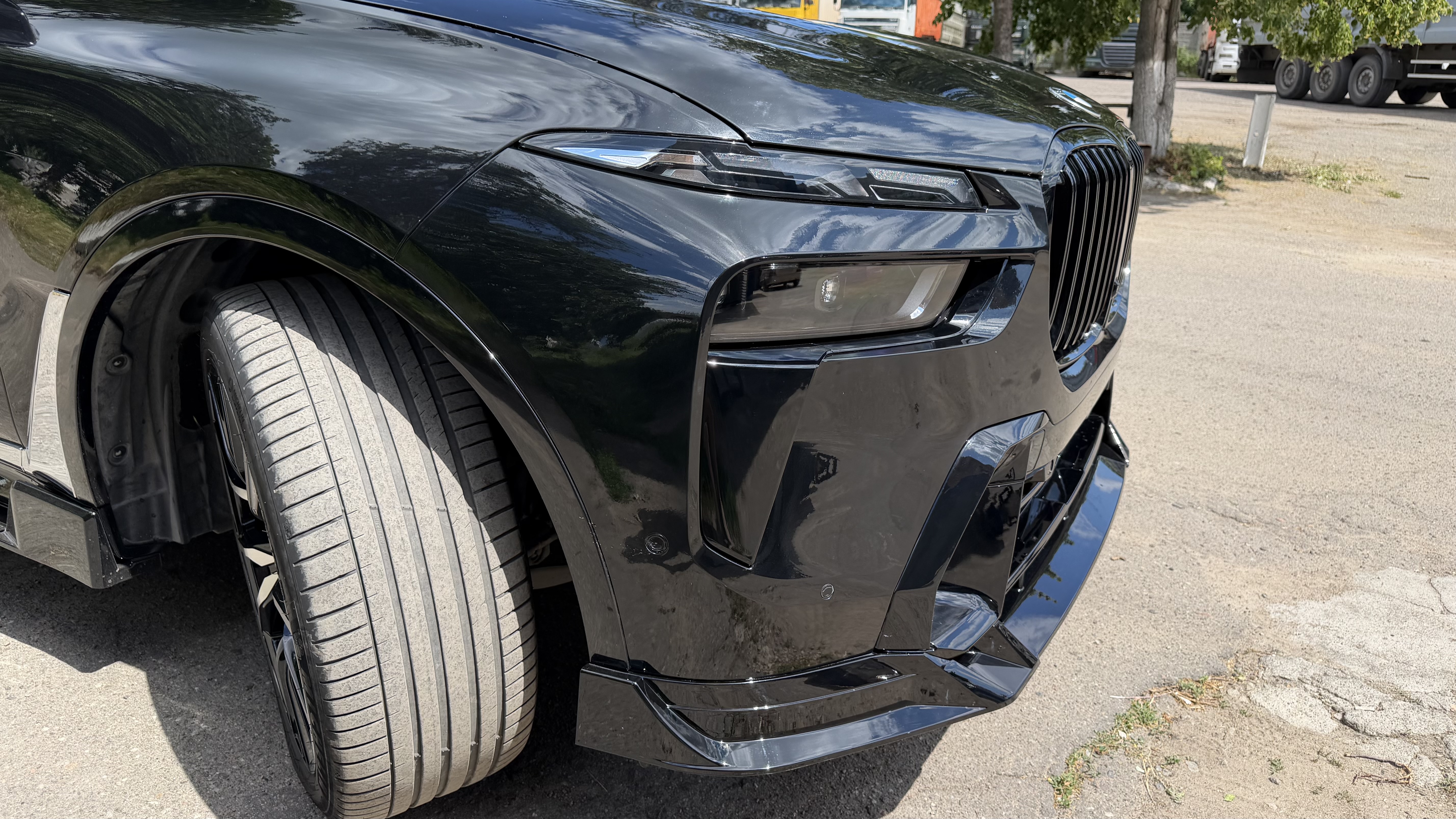 Накладка переднього бампера Paradigma BMW X7 G07 2023+, чорний глянець 4