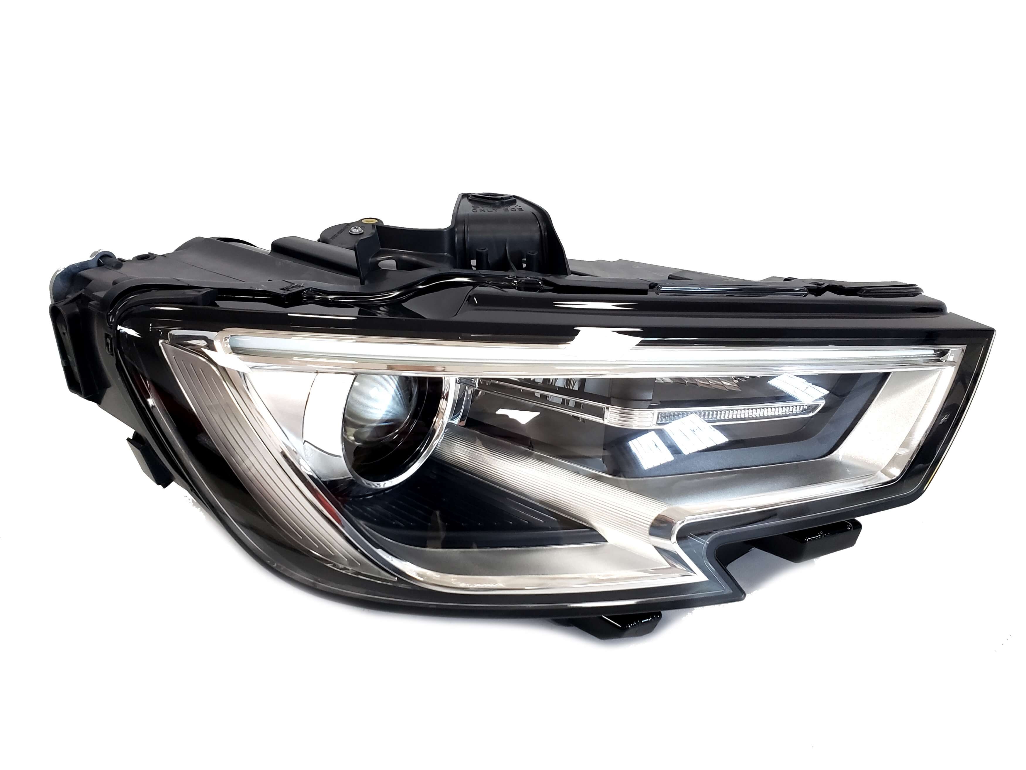 Передні фари (Bi-Xenon Європа комплектні) на Audi A3 8V 2016-2020 року 2