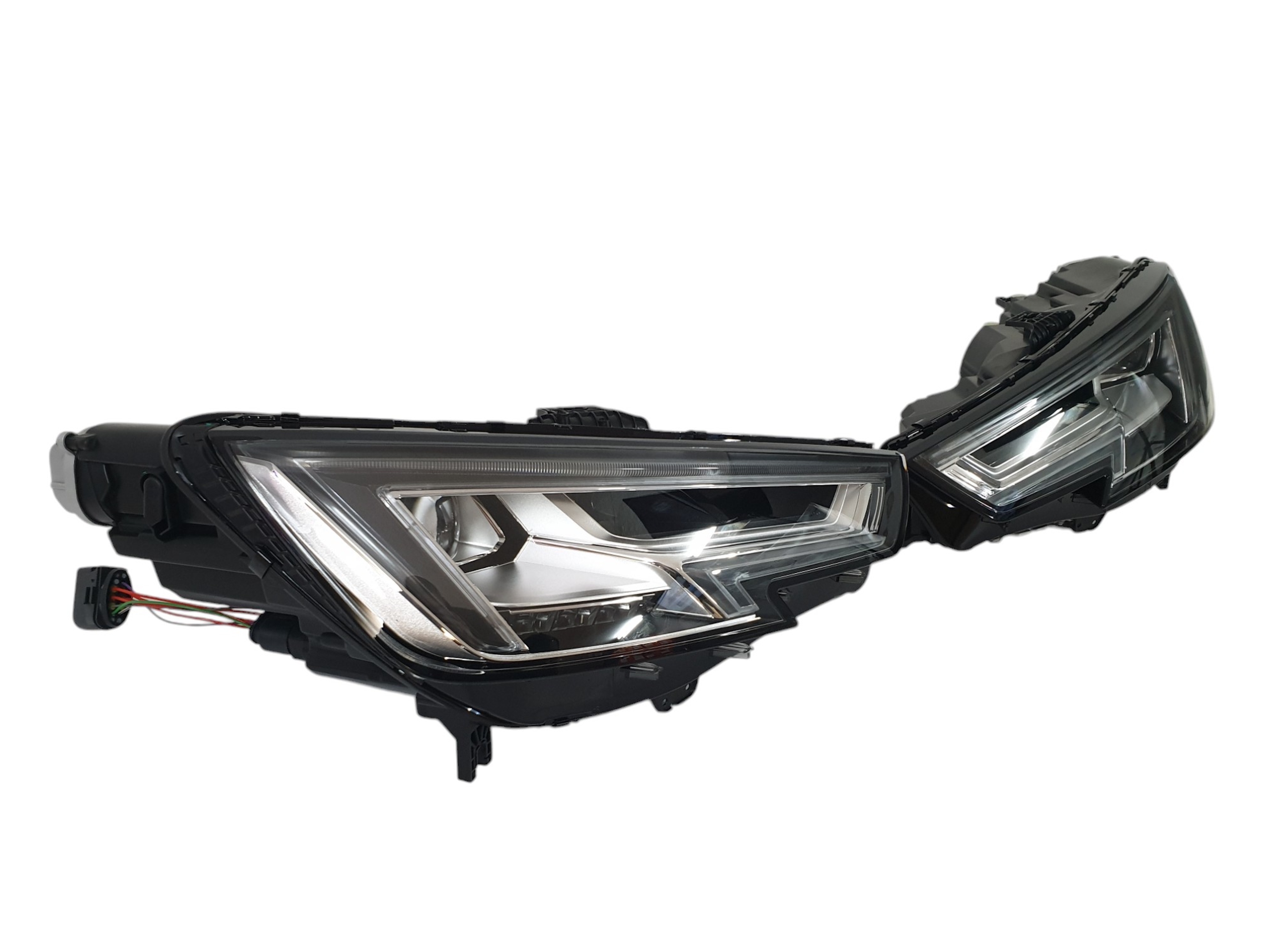 Передні фари (LED Європа заміна ксенона) на Audi A4 B9 2015-2019 року 2