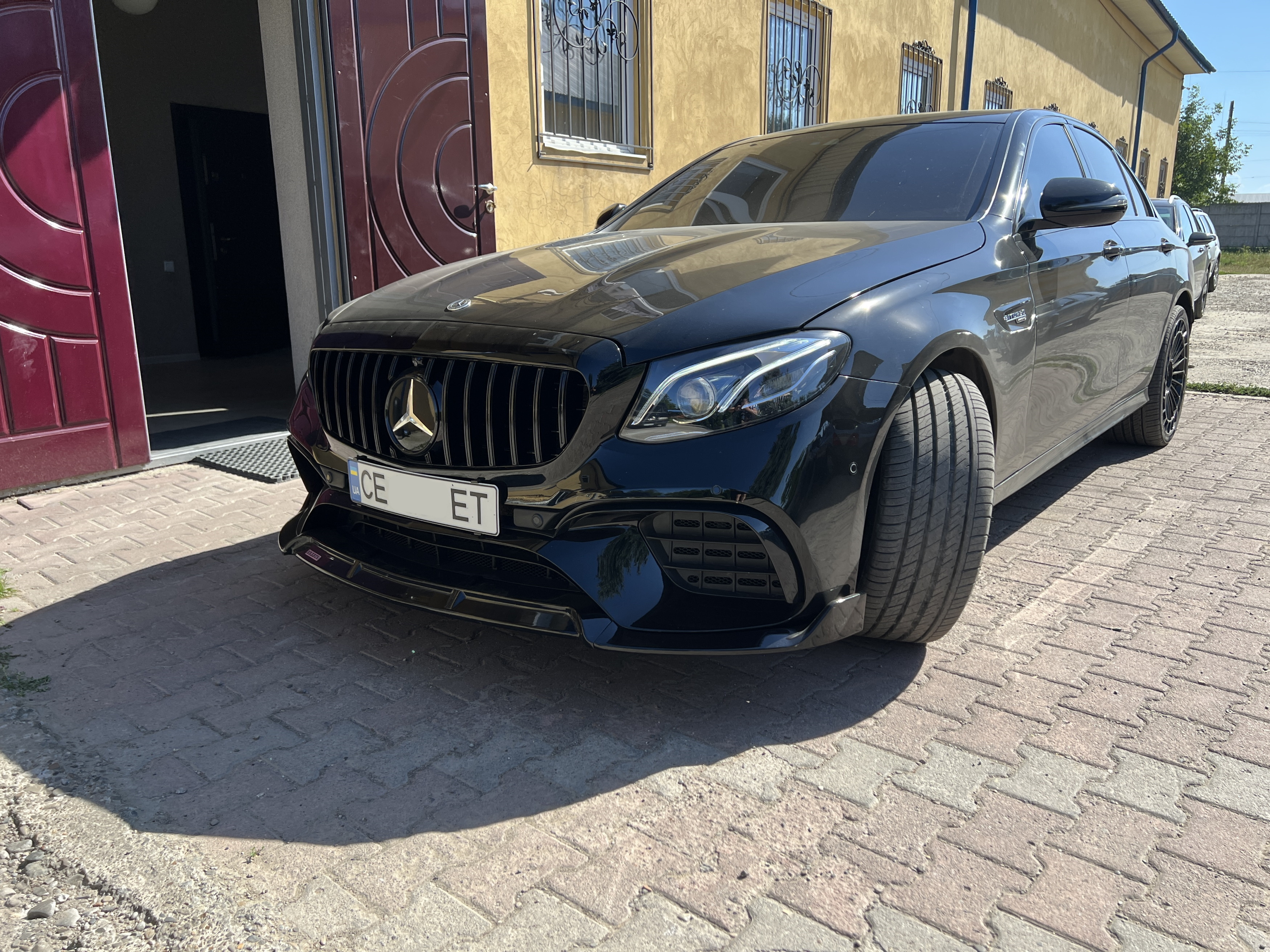 Губа (переднього бампера) Чорний глянець на Mercedes-Benz E-Class W213 2016-2020 року 6