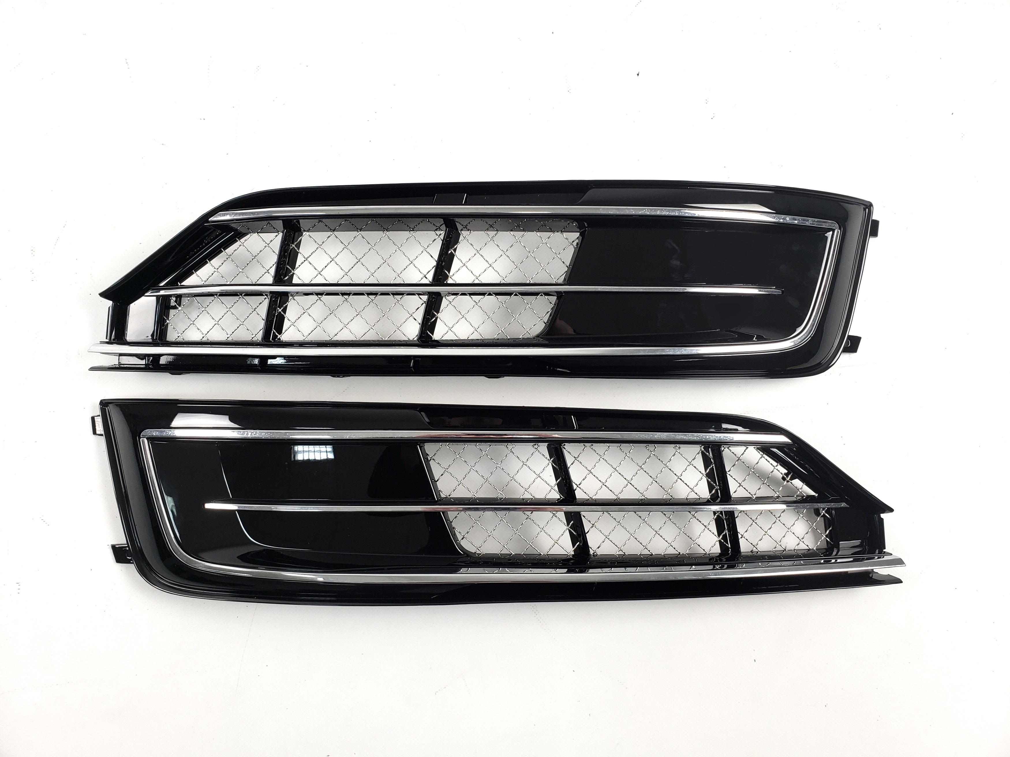 Решітки в бампер Chrome Black (стиль W12) на Audi A8 D4 2014-2017 року