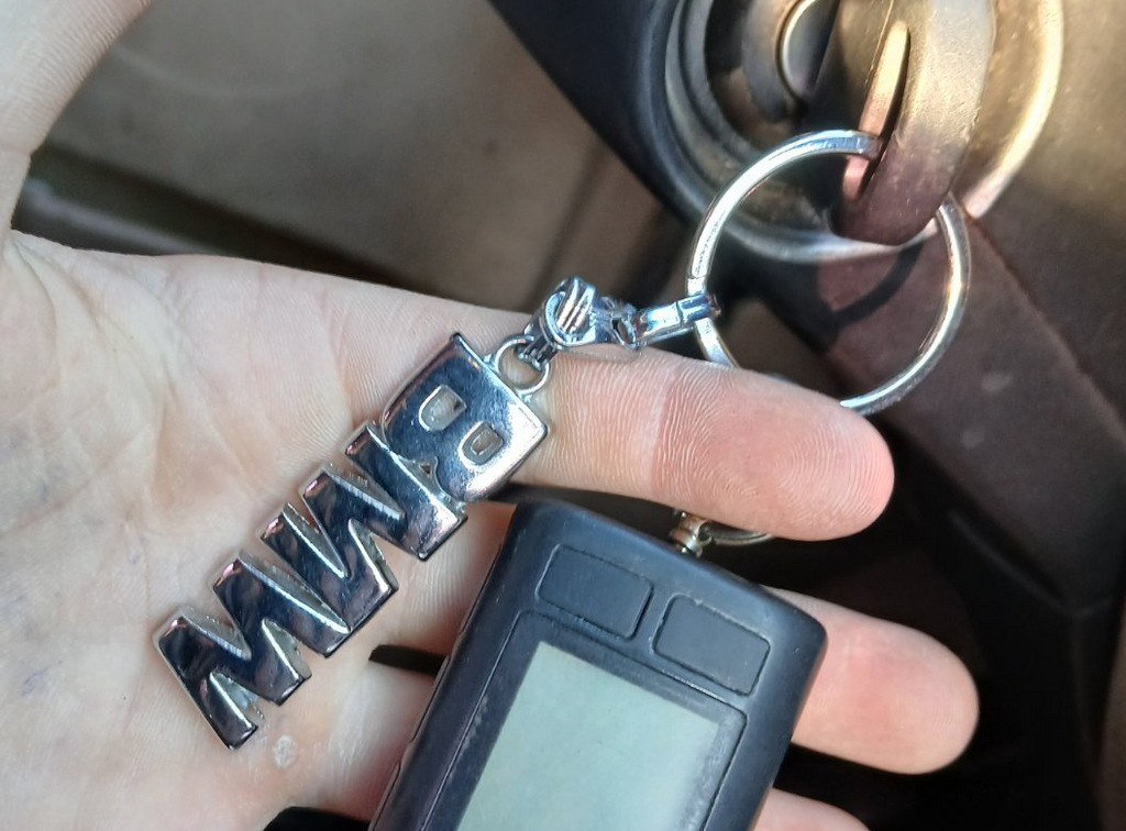 Металічний брелок з логотипом BMW