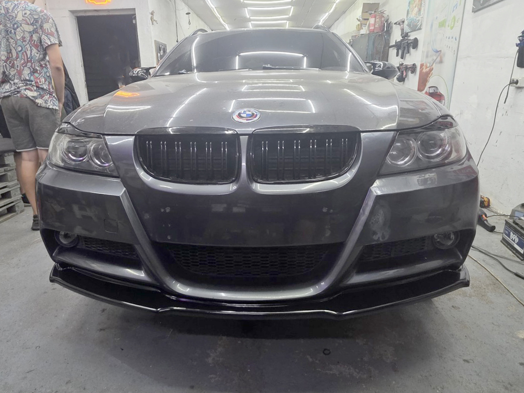 Передня Lip накладка (для E90 M-Sport 2005-2008, чорний глянець) 4